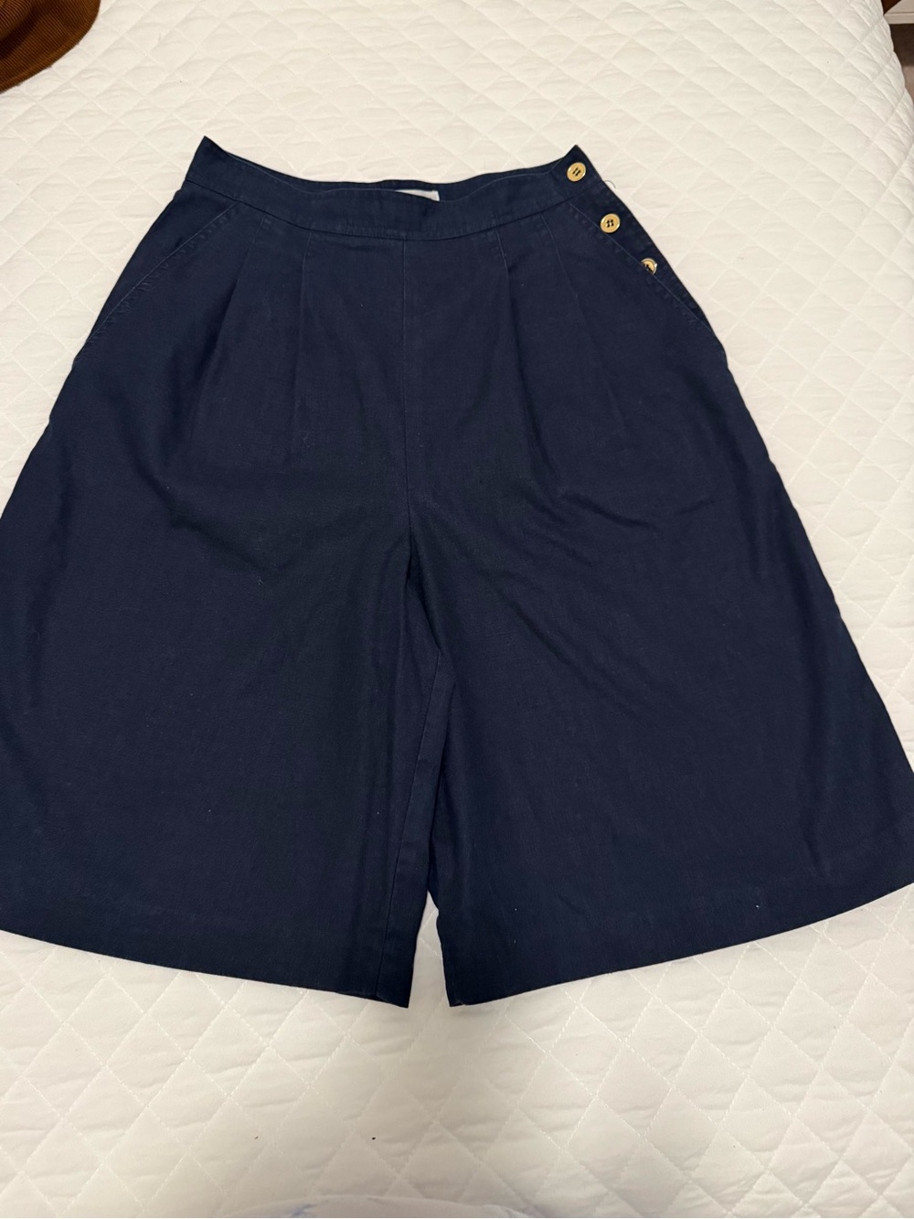 Chaus Vintage Women’s Navy Blue Culottes shorts with side gold buttons size 8